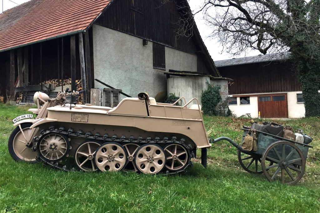 eine Kettenrad steht auf einer Wiese