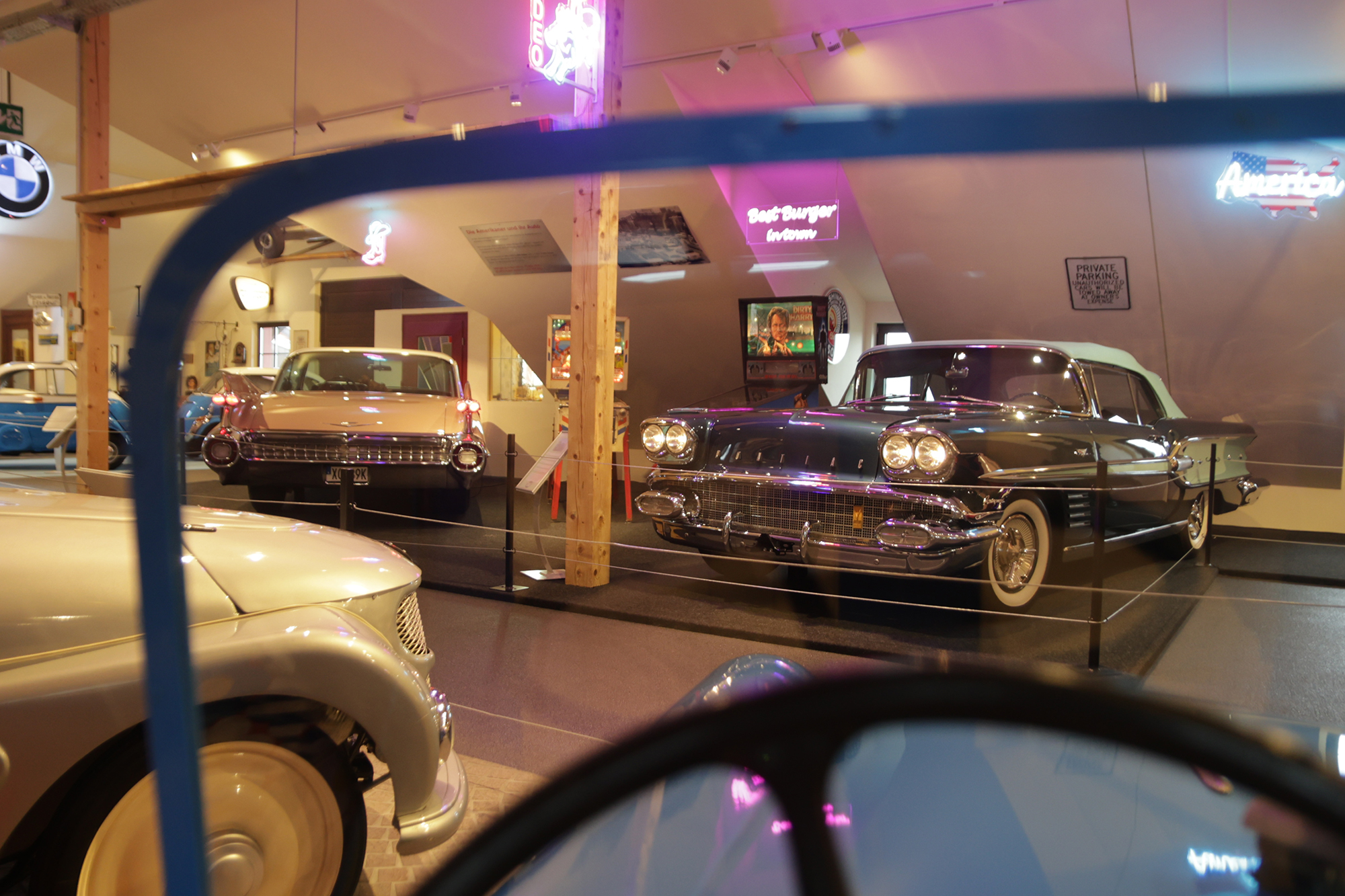 IMG_9887_klein Blick durch die Windschutzscheibe auf einen Pontiac und eine Buik