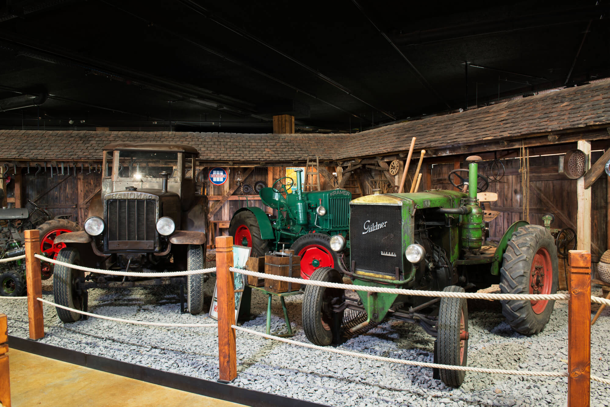 drei Traktoren stehen im Museum