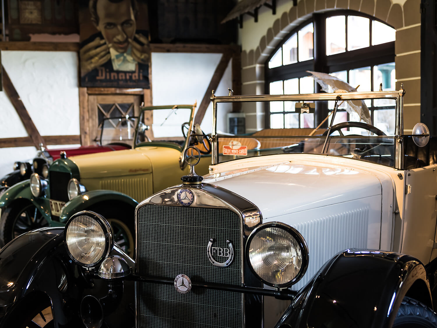 Blick in das Museum: verschiedene historische Fahrzeuge werden ausgestellt