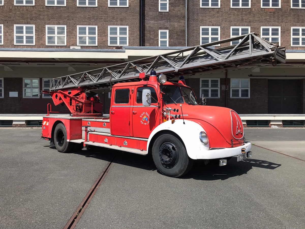 Ein historisches Feuerwehrauto steht auf einem Platz