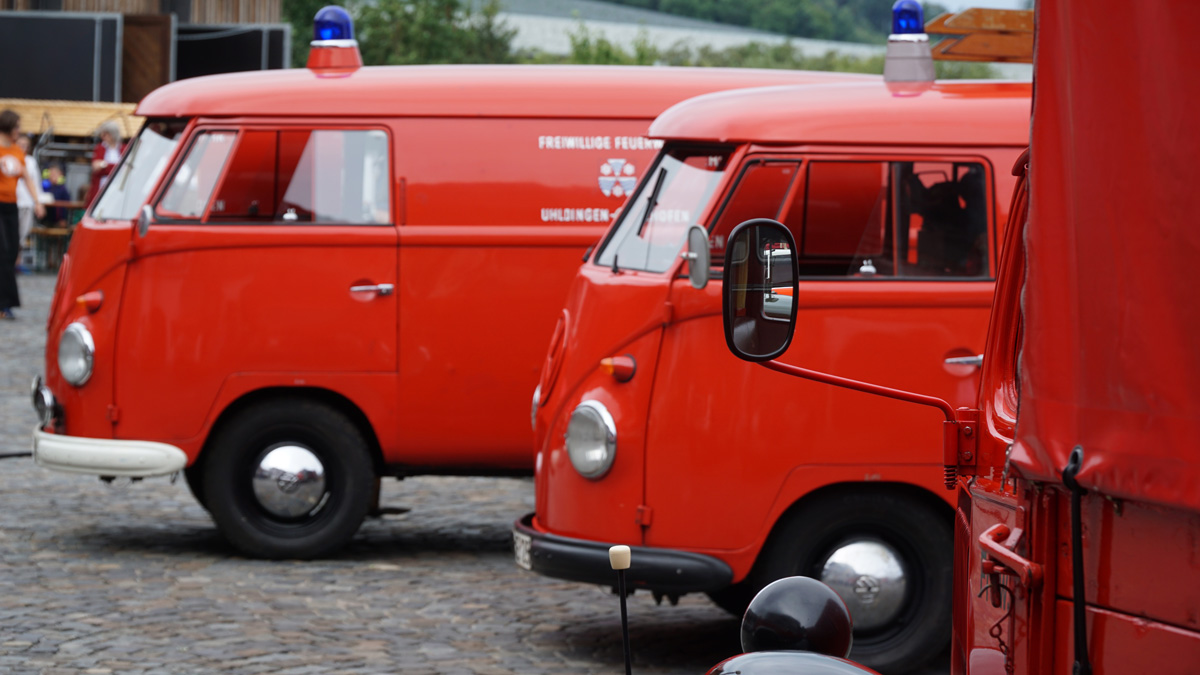 zwei Feuerwehr-VW Bus, T1 stehen auf einen Hof
