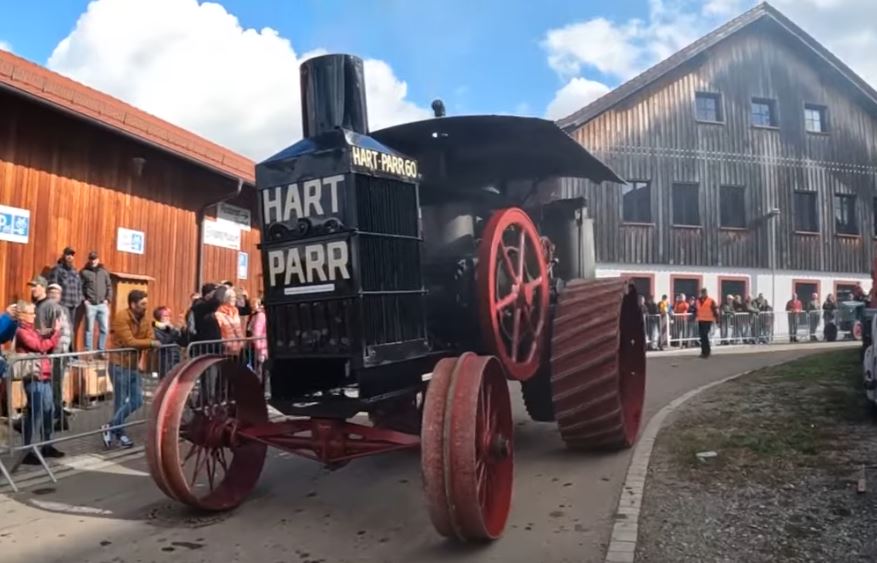der HART PARR fährt auf einer Straße