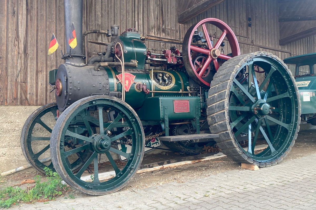 Diese Artillerie Zugmaschine, Typ EM Einheitsmaschine mit Baujahr 1918 wird bei der Dampf- und Glühkopf-Show am Bodensee präsentiert.