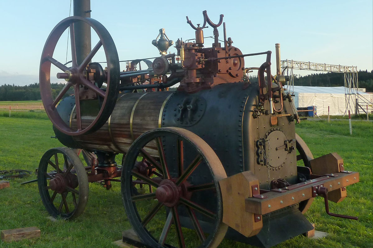 Eine Dampfmaschine vom Hersteller Clayton & Shuttleworth Ltd, Typ 1 Zylinder Nassdampf, Baujahr 1908. Diese einzigartige Lokomobile wird bei der Dampf- und Glühkopf-Show am Bodensee präsentiert.