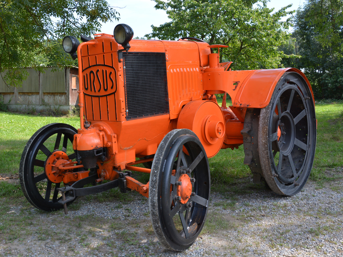Ein Traktor, Typ UB45 der Firma URSUS, in orange. Dieser seltene Glühkopf-Traktor wird bei der Dampf- und Glühkopf-Show am 11.-12. Oktober 2025 in Uhldingen-Mühlhofen am Bodensee präsentiert.