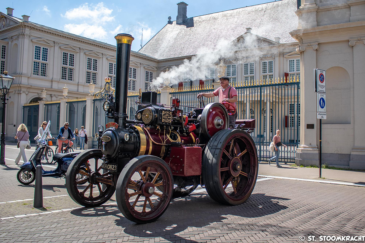 Eine Dampfmaschine vom Hersteller Marshall, Baujahr 1920 steht auf einem Platz.