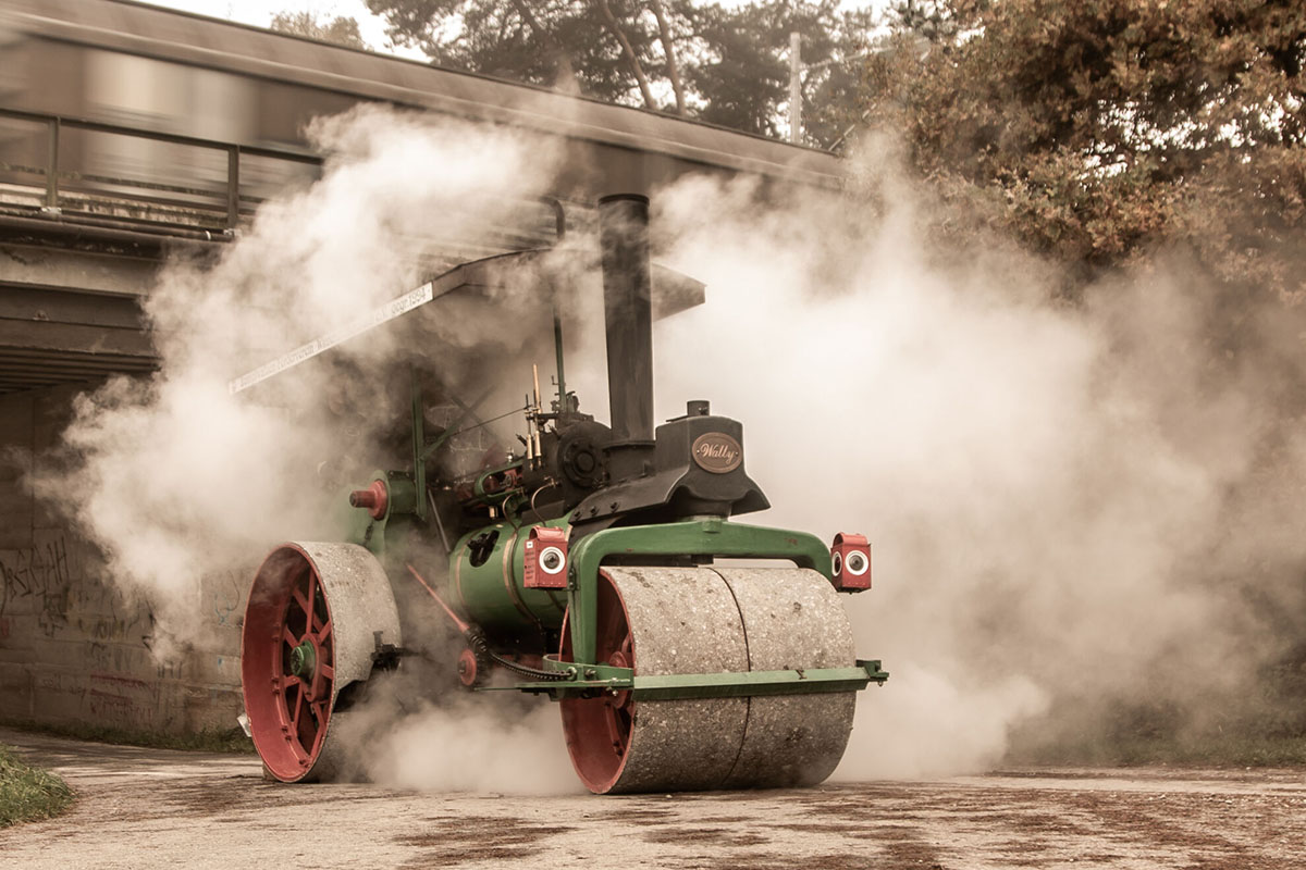 Eine Straßendampfwalze Typ N°211 vom Dampfwalzen-Förderverein Winterstettenstadt e.V.. Diese Dampfmaschine mit Baujahr 1925 wird bei der Dampf- und Glühkopf-Show am Bodensee vorgeführt.