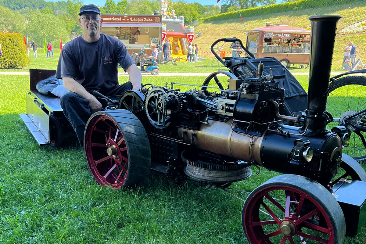 Fowler Z7 Dampfseilzug steht auf einer Wiese.