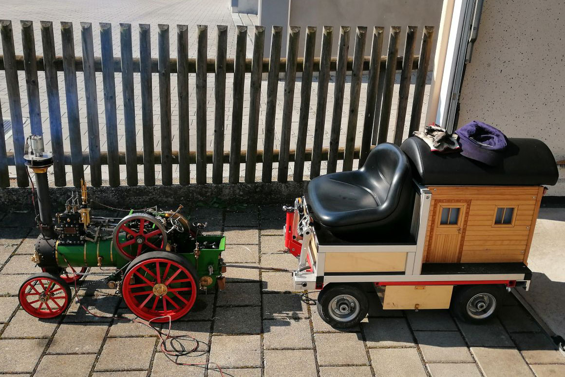 Ein Dampftraktor im Maßstab 1:6 zieht einen Anhänger.