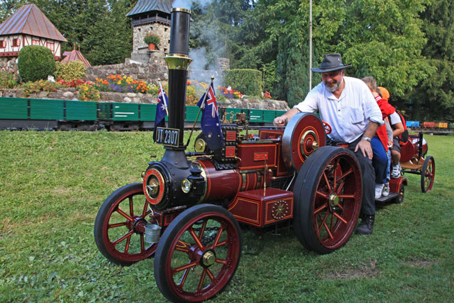 Einkurbel - Verbundmaschine, Modell 4 in rot steht auf einer Wiese.