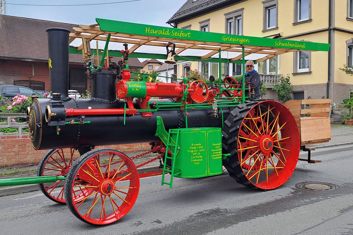 Dampftraktor, Hersteller Rumely, steht auf einer Straße.