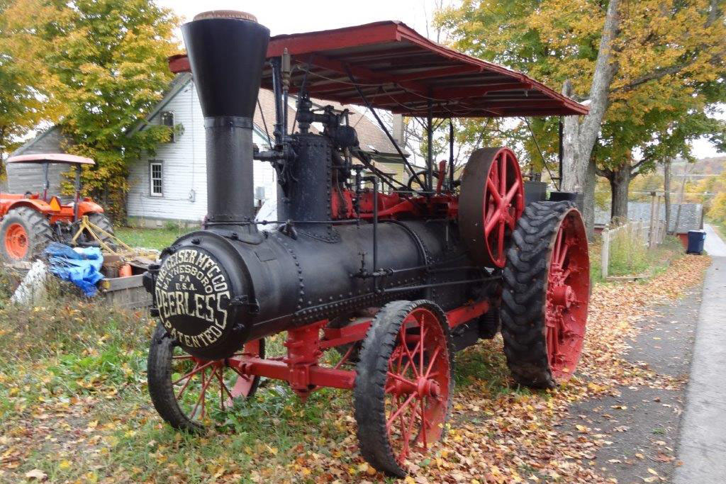 Dampftraktor "Peerless" steht auf einer Straße mit Laub.