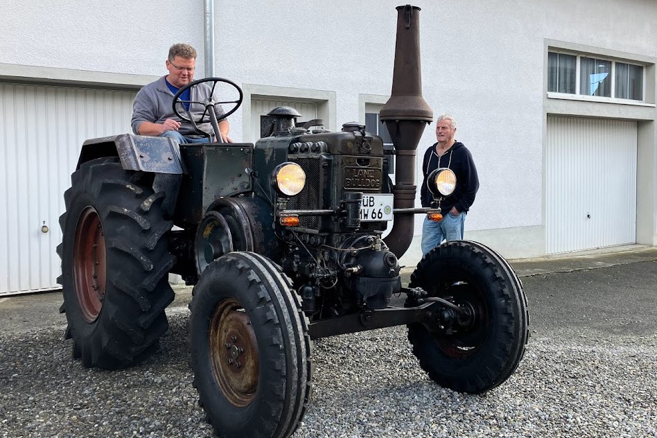 Ein schwarzer Land D3506 steht vor einem Garagentor.