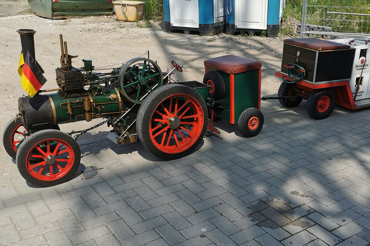 Ein Burrell Modell in 1:4 steht auf einem Hof.
