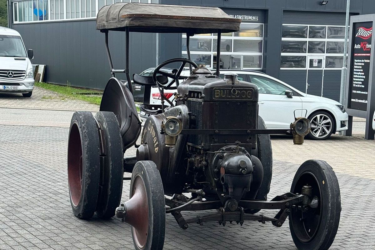Ein Lanz Bulldog, Typ 15/30 Verkehr steht auf einem Platz.