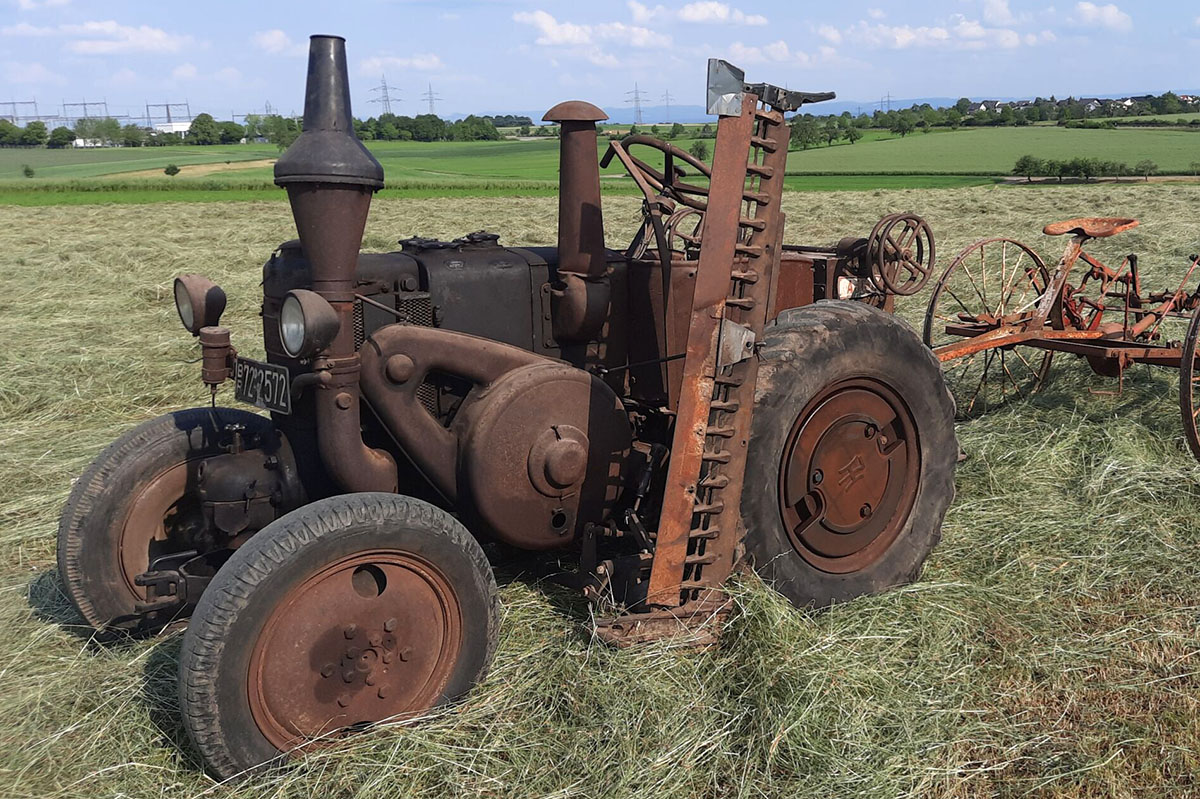 Ein Lanz D7506 in Patina steht auf einem Feld.
