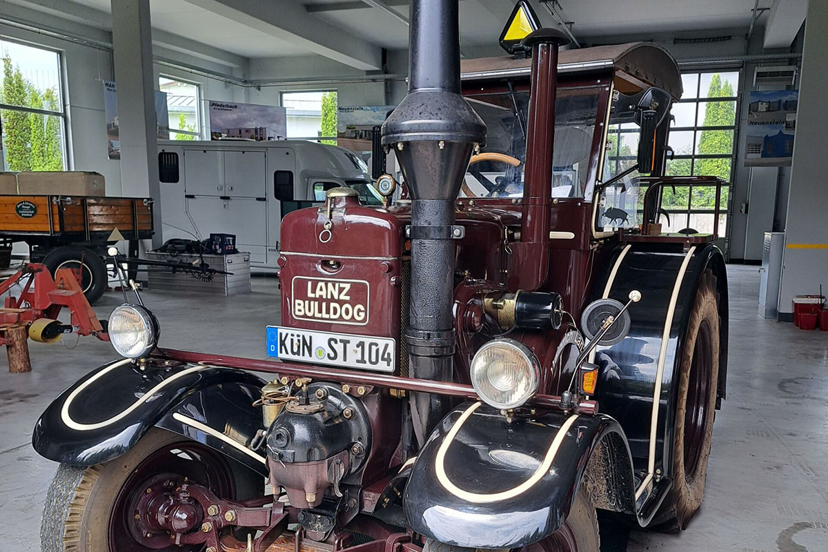 Ein brauner Lanz D9506 steht in einer Garage.