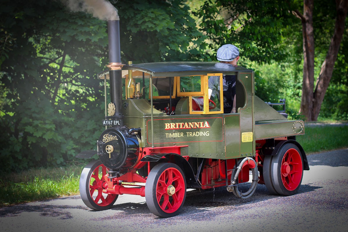 Ein Dampf-LKW, 6inch als Modelle fährt auf einer Straße.