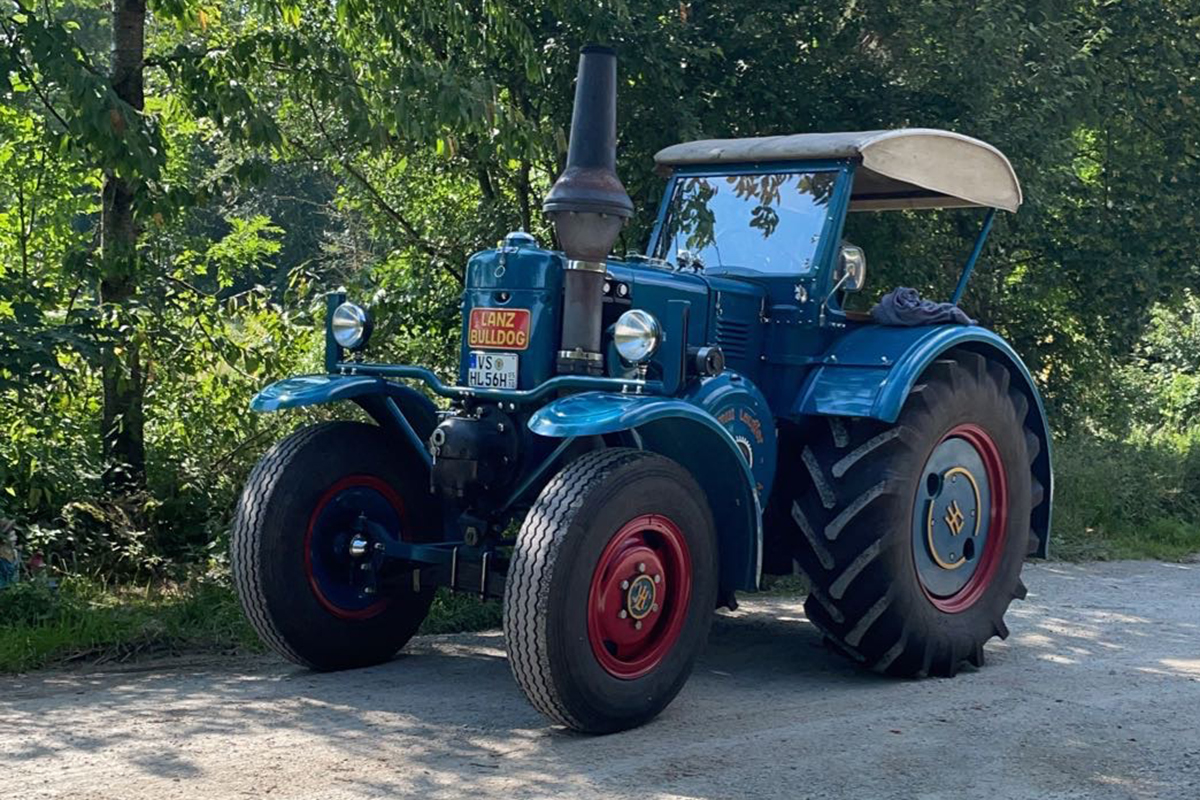 Ein blauer Lanzd 1532 fährt auf einer Straße