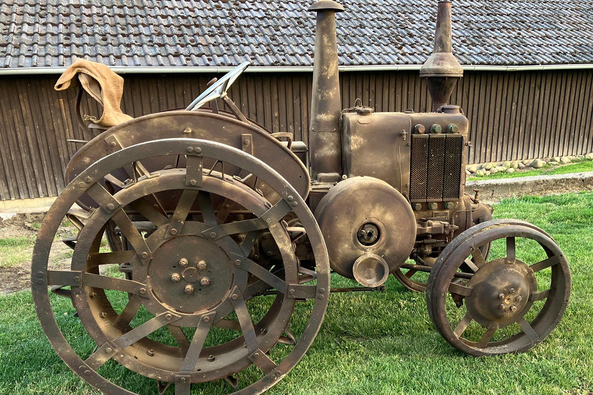 Lanz 7500 mit Baujahr 1934, in Patina, steht auf einer grünen Wiese.