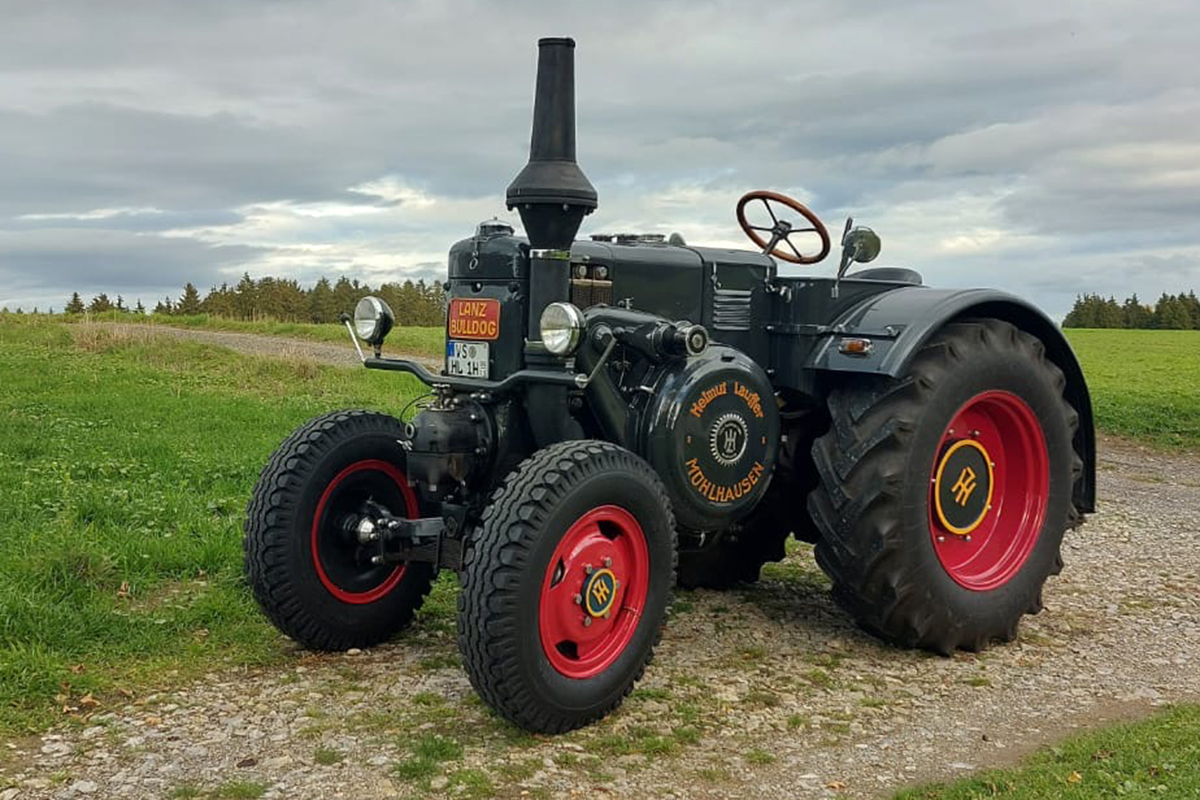 Ein grauer Lanz Bulldog D1506 steht auf einem Feldweg