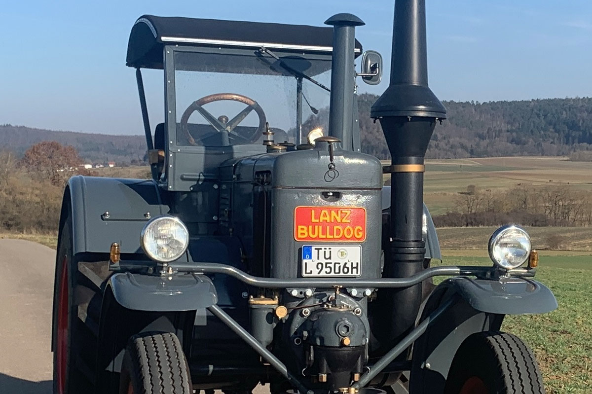 Ein grauer LANZ D9506 mit Baujahr 1949 steht auf einer Straße.