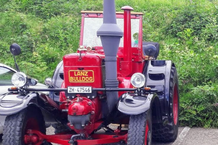 Ein roter Lnz D9531 steht auf einem Hof.
