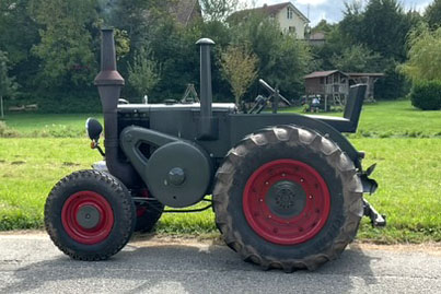 Ein Ursus C45 in grün steht auf einem Platz.
