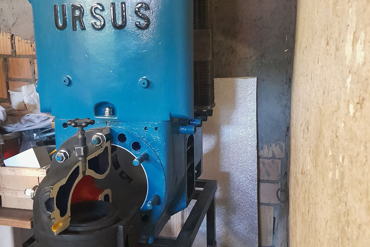 Ein Ursus Glühkopfmotor im Schnitt.