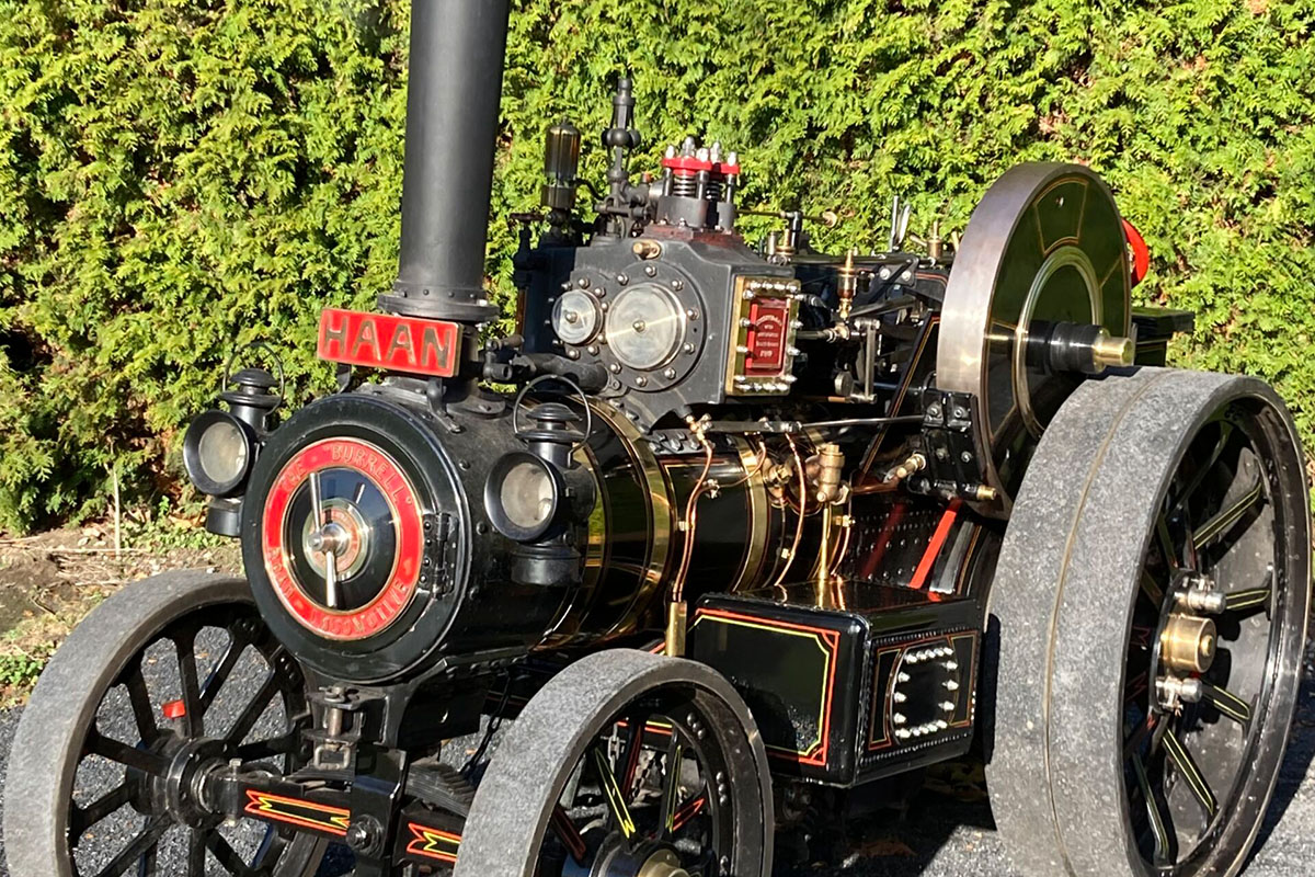 Ein Dampfmaschinen-Modell, Hersteller Burrell, steht auf einem Platz