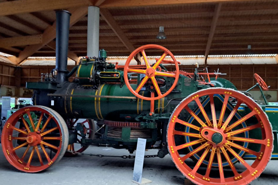 Eine Dampffpfluglokomotive vom Hersteller A. Heucke.