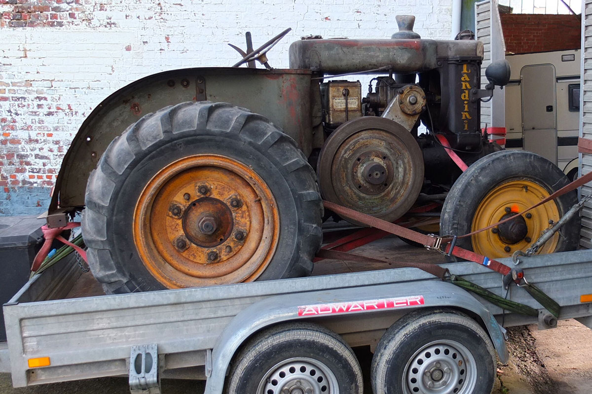 Ein Landini, Typ Velite, ist auf einem Anhänger abgestellt.