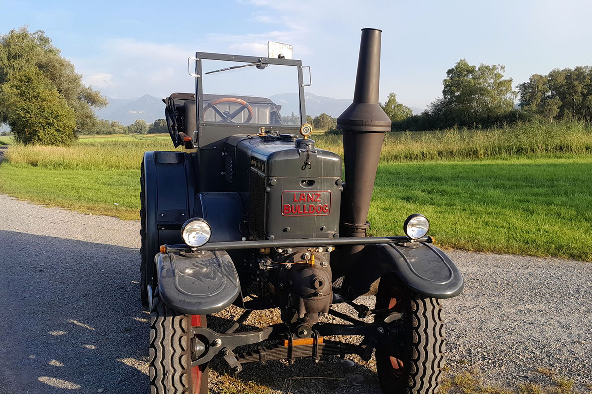 Ein Lanz Bulldig in der Farbe grau steht auf einem Platz.