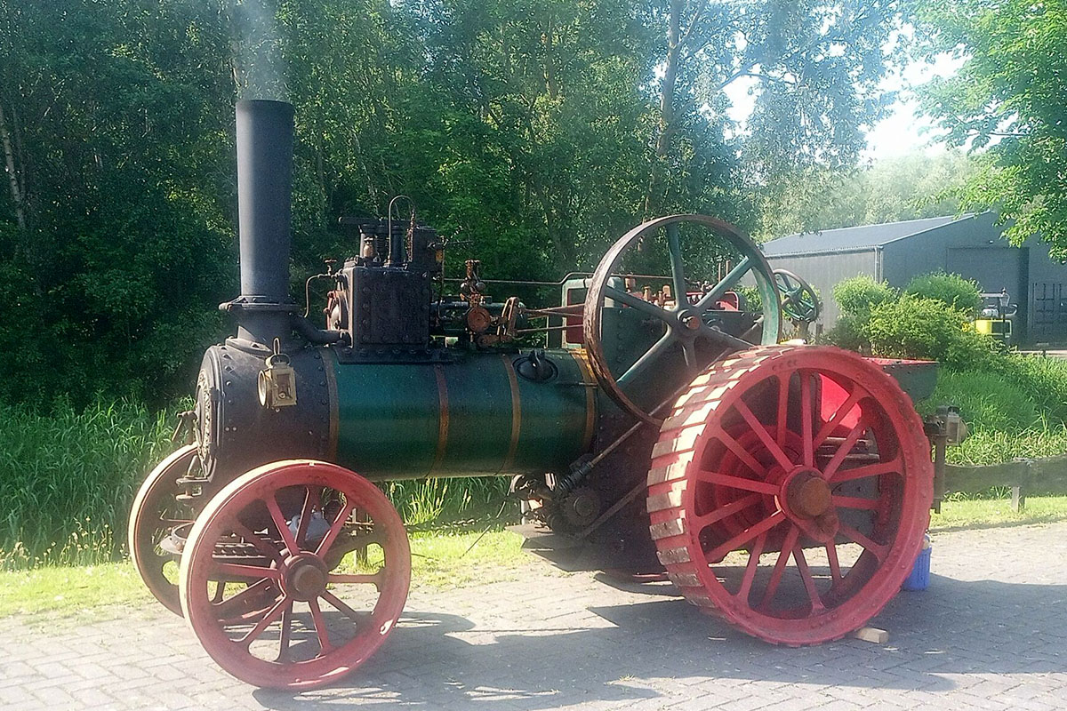 Eine Dampfmaschine, Hersteller Foster, steht auf einer Straße.