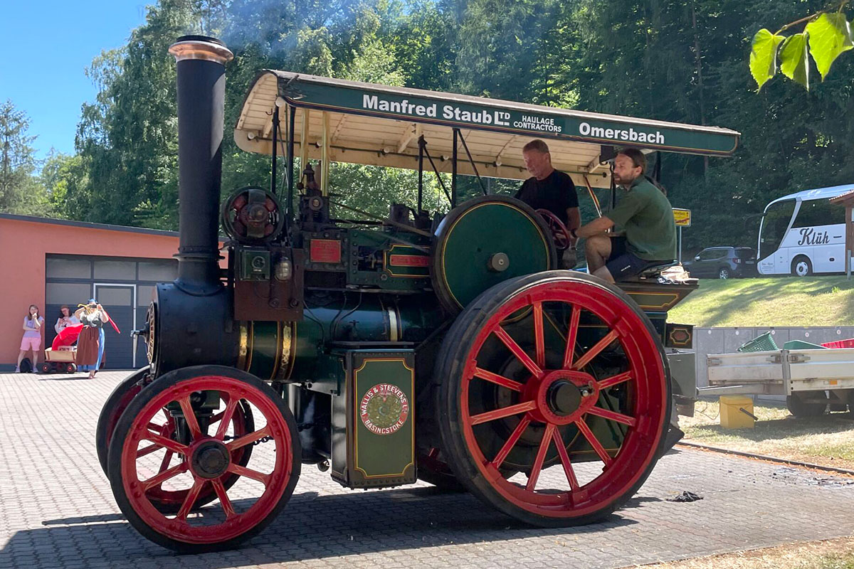Ein Damptraktor Wallis & Stevens steht auf einem Platz.