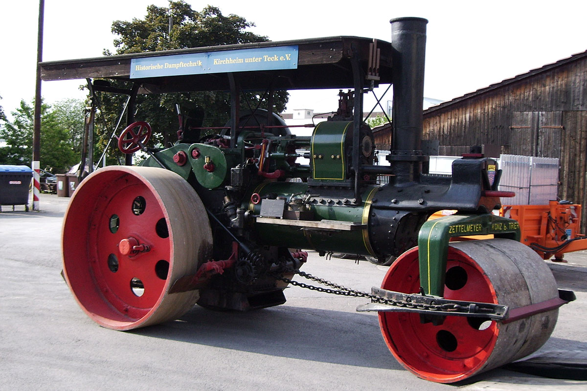 Eine Dampfwalze von Historische Dampftechnik Kirchheim unter Teck e.V. steht auf einem Platz.