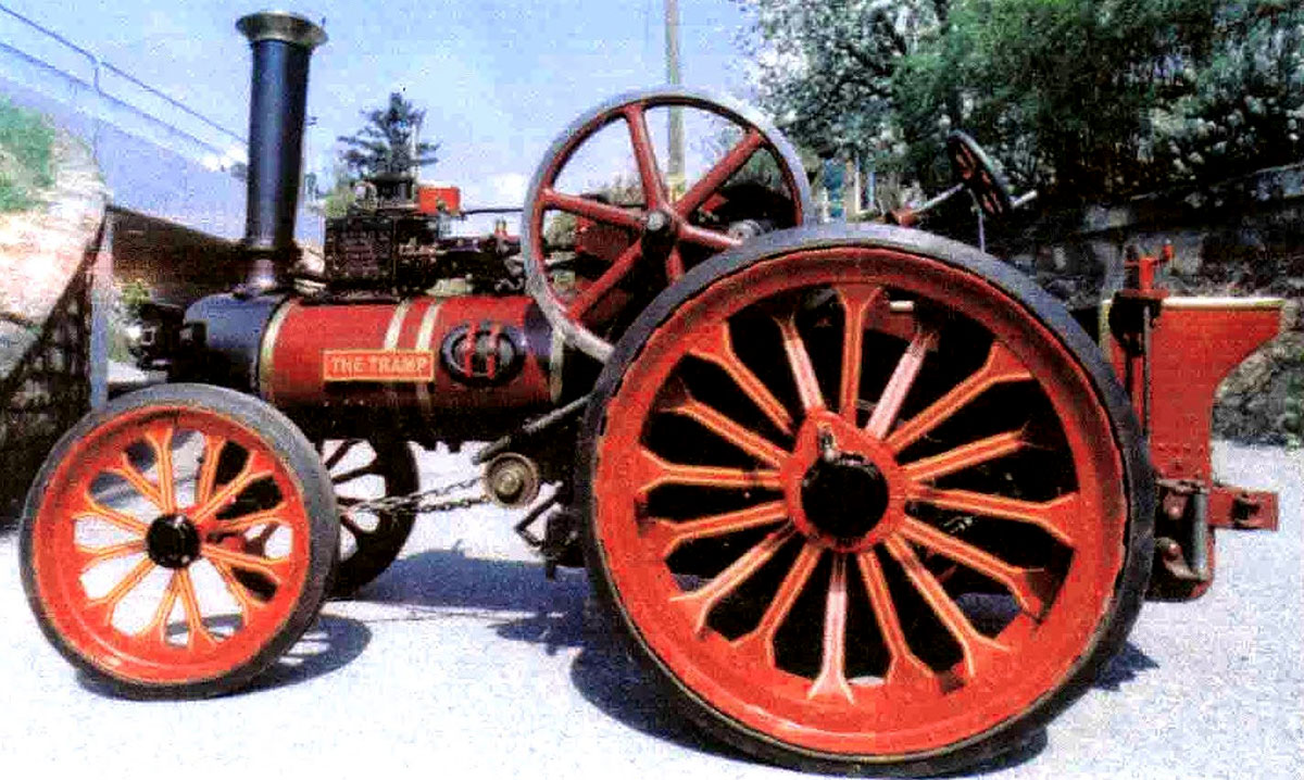 Ein Dampfmaschinen-Modell, Typ Garrett, steht auf einem Platz.