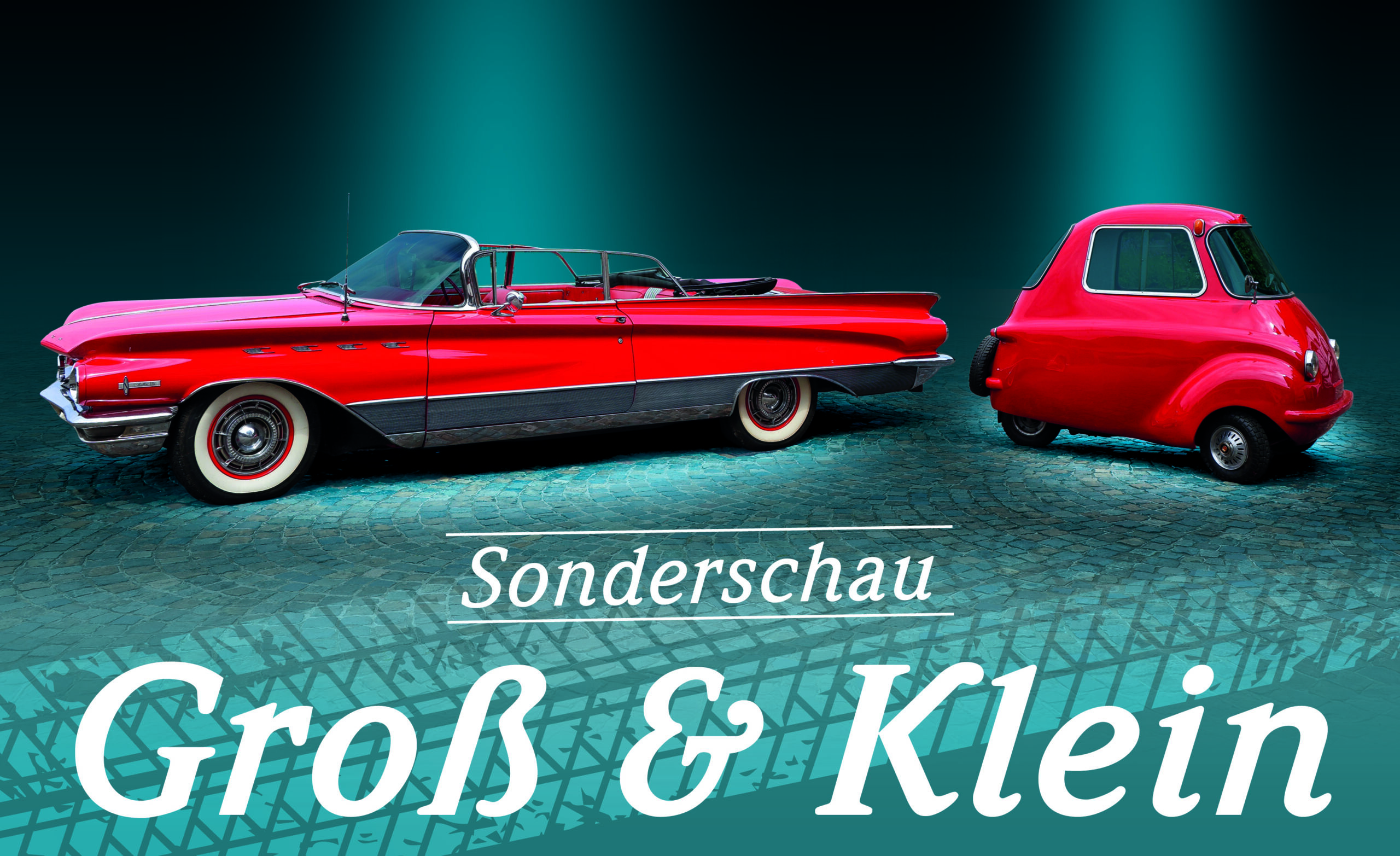 Ein großer US-Car und ein kleiner Scoota-Car stehen nebeneinander. Beide Fahrzeuge sind rot.