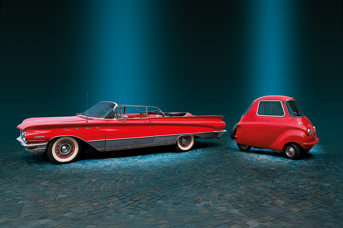 Ein roter Cadillac steht neben einem roten Scoota-Car