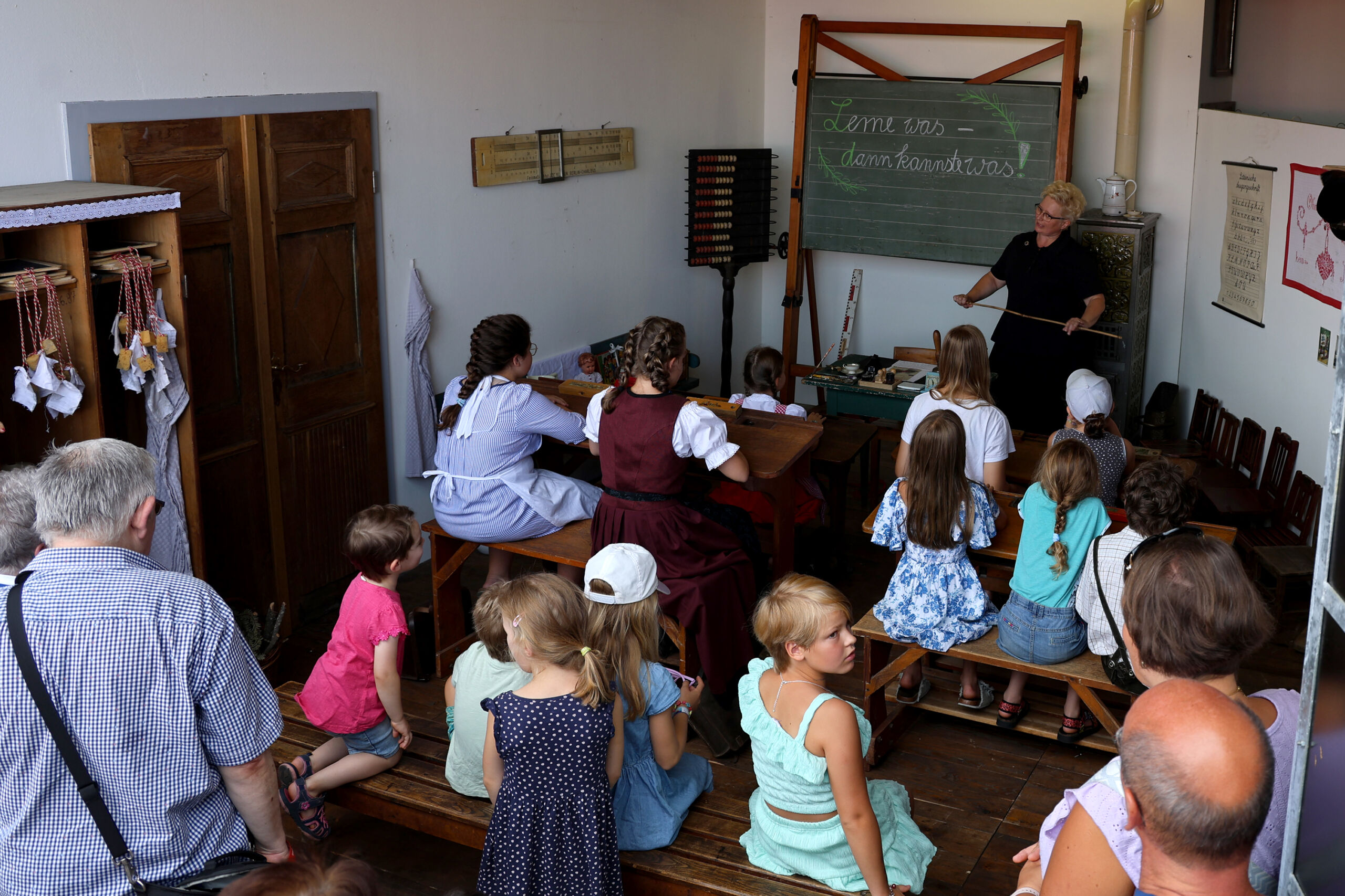 Historisches Handwerk von A-Z (40) Zahlreiche Handwerker zeigen, wie mit Können, Geduld und traditionellen Werkzeugen gearbeitet wurde.